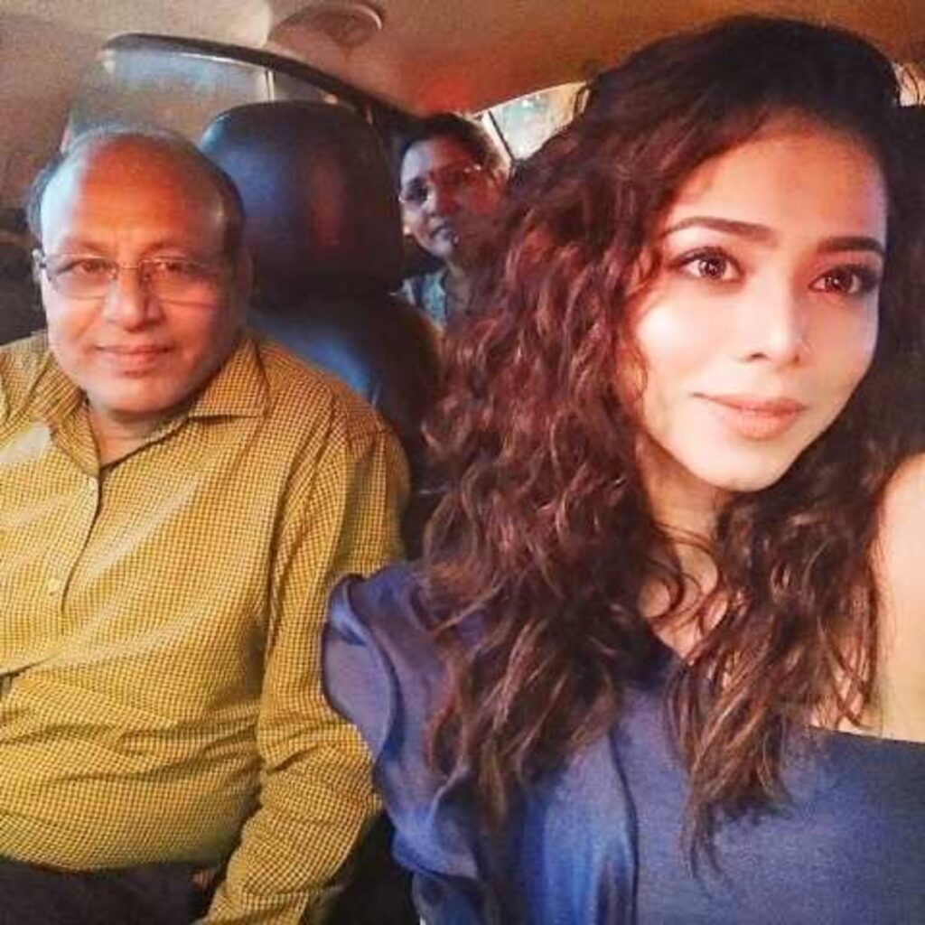 Vaishnavi-Dhanraj-with-her-father (1)